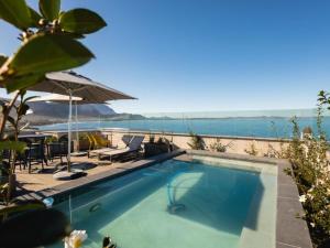 赫曼努斯Oceanfront Studios - Hermanus Waterfront Apartments的可以看到海景的游泳池