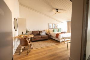 赫曼努斯Oceanfront Studios - Hermanus Waterfront Apartments的带沙发和床的客厅