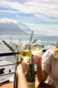 赫曼努斯Oceanfront Studios - Hermanus Waterfront Apartments的女人拿着一杯酒 更多26张照片