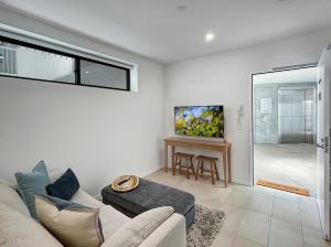 Μια τηλεόραση ή/και κέντρο ψυχαγωγίας στο Joy at Ohana: Balcony & Pool Overlooking the Bay