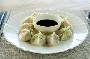 un plato de albóndigas con un tazón de salsa de inmersión en 囍潜Side Effects Dive Resort Dauin, en Dauin 24 fotos más