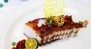 un morceau de gâteau sur une plaque blanche dans l'établissement Wyndham Grand Plaza Royale Resort Nanjing, à Lishui