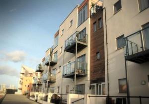 un edificio de apartamentos con balcones en un lateral en Liberty Marina 2br Apartment en Portishead