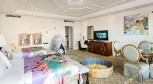 une chambre avec un lit et une télévision dans l'établissement Wyndham Grand Plaza Royale Resort Nanjing, à Lishui