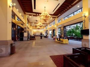 eine leere Lobby eines Gebäudes mit einem Kronleuchter in der Unterkunft Yuhai International Resort Hotel in Sanya