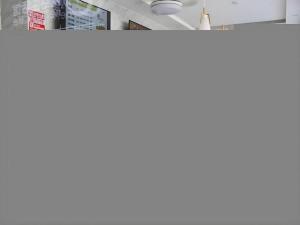 un mur blanc dans une pièce avec une étagère dans l'établissement Shell Shanghai Yangpu District Shuangyang Road Hotel, à Shanghai