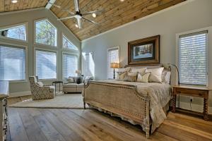 - une chambre avec un grand lit dans une pièce dotée de fenêtres dans l'établissement Dancing Bear Walk to Town, à Highlands