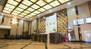 eine Lobby mit Rezeption in einem Gebäude in der Unterkunft GreenTree Alliance Hotel Yongzhou Lingling Zhong Road in Guzhuting