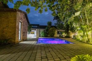 una piscina en el patio de una casa en 40 On Jacopever, en Richards Bay