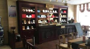 un local avec une étagère remplie d'objets dans l'établissement GreenTree Eastern Yantai Development Zone Zhujiang Road Hotel, à Yantai 162 autres photos