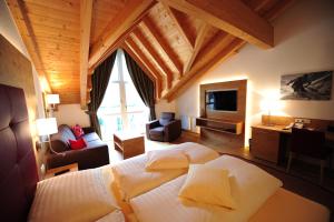 Postel nebo postele na pokoji v ubytování Hotel Dorfstadl + 37 fotografií