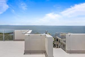 ein Balkon mit Blick auf das Meer in der Unterkunft Stylish 3-Bed Apartment in Coastal Redcliffe in Redcliffe