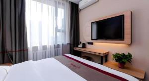 TV a/nebo společenská místnost v ubytování Thank Inn Hotel Hebei Langfang Xianghe County Guidu Furniture Center