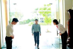 Eine Gruppe von drei Personen steht um einen Mann herum in der Unterkunft Hotel Thanh loi in Mỹ Ðuc