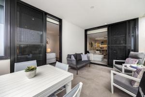 Χώρος καθιστικού στο Coastal Bliss: 3-Bedroom Retreat with Pool