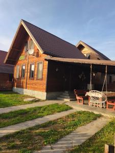 une maison avec une table de pique-nique devant elle dans l'établissement Cabana Geta&Mircea, à Beclean