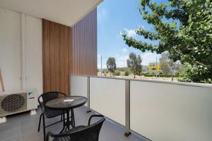 Μπαλκόνι ή βεράντα στο Elegant 2-Bed Apartment with Balcony