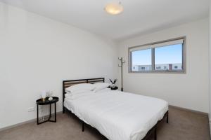 Ένα ή περισσότερα κρεβάτια σε δωμάτιο στο Elegant 2-Bed Apartment with Balcony +3 φωτογραφίες