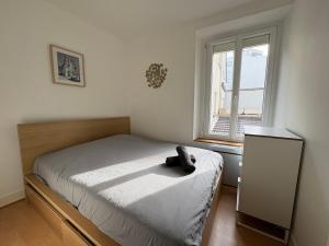 Postel nebo postele na pokoji v ubytování Reims Hyper-Centre Charmant Appartement à 2 pas de la Cathédrale