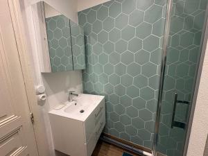 Koupelna v ubytování Reims Hyper-Centre Charmant Appartement à 2 pas de la Cathédrale + 2 fotografie