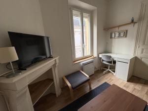 TV a/nebo společenská místnost v ubytování Reims Hyper-Centre Charmant Appartement à 2 pas de la Cathédrale