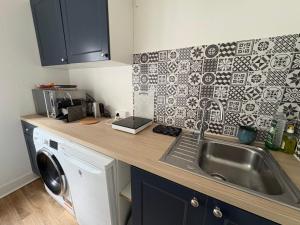 Kuchyň nebo kuchyňský kout v ubytování Reims Hyper-Centre Charmant Appartement à 2 pas de la Cathédrale