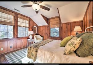 une chambre avec un lit et un ventilateur de plafond dans l'établissement Floralia, à Highlands