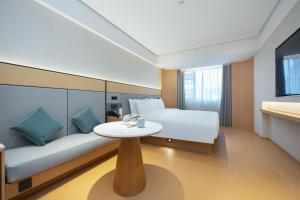 Postel nebo postele na pokoji v ubytování JI Hotel Shenzhen Guanlan Huawei Jiulongshan