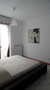 QuiesaにあるAppartamento Luminoso, tra mare e lagoのベッドルーム1室(壁に絵が描かれたベッド1台付)