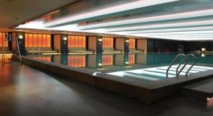 - une piscine dans un bâtiment avec piscine dans l'établissement Han Yue Lou Hotel Nanjing, à Nankin