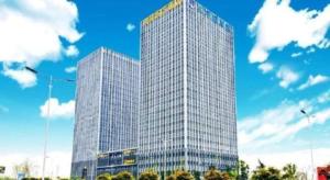 deux grands immeubles devant un ciel bleu avec des nuages dans l'établissement Green Tree Eastern Hefei Dahua International Harbor Hotel, à Hefei