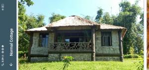 NongpohBamaeri Royal Resort的田野上一座草屋顶的小建筑 更多23张照片