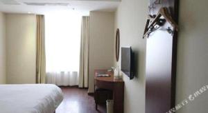 TV a/nebo společenská místnost v ubytování GreenTree Inn Yancheng Vehicle Administrative office Test Center Express Hotel