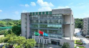 ein großes Gebäude mit Flaggen davor in der Unterkunft GreenTree Inn Jiangsu Suzhou New District Science and Technology College Business Hotel in Suzhou