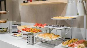 - un buffet composé de différents types de fruits et de pâtisseries dans l'établissement City Comfort Inn Guilin Railway Station, à Guilin