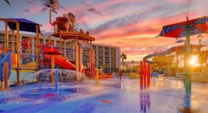 ein Wasserpark bei Sonnenuntergang mit einer Wasserrutsche in der Unterkunft Courtyard by Marriott Anaheim Theme Park Entrance in Anaheim