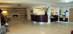 Ο χώρος του λόμπι ή της ρεσεψιόν στο Strandhill Lodge and Suites Boutique Hotel