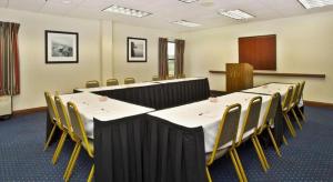 una sala de conferencias con mesas y sillas en ella en Hampton Inn Anderson, en Anderson