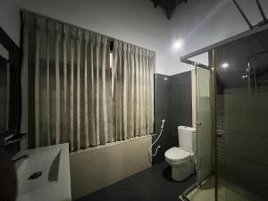 キャンディにあるSky rise mount hotelのトイレ、シャワー、洗面台を備えたバスルーム +21枚の写真