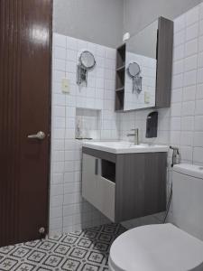 Koupelna v ubytování Emman's Guest House + 15 fotografií