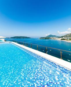 een zwembad met uitzicht op het water bij Hotel Ponta Nova in Budva