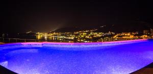 Bazén v ubytování Hotel Ponta Nova nebo v jeho okolí
