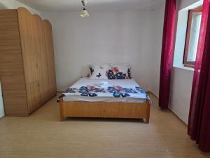 una piccola camera da letto con un letto in una stanza di Royal Amira a Tuzla