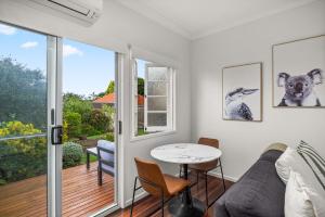 un salon avec un canapé et une table dans l'établissement Charming 1-Bed Cottage with Garden Retreat, à Bald Hills