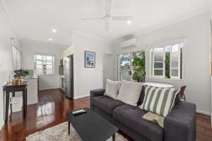 un salon avec un canapé et une table dans l'établissement Charming 1-Bed Cottage with Garden Retreat, à Bald Hills