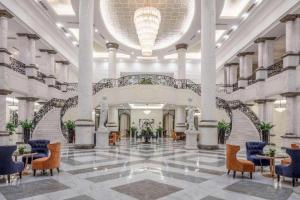 un hall avec des chaises et des tables dans un bâtiment dans l'établissement Vinpearl Discovery Rockside Nha Trang, à Nha Trang 238 autres photos