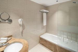 Ένα μπάνιο στο Vintage Grand Hotel Apartments Dubai +30 φωτογραφίες