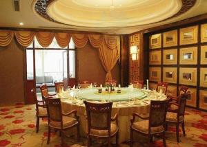 a large dining room with a table and chairs at Inzone Garland Hotel Taian in Huangqian