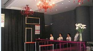 Eine Gruppe von Frauen sitzt an einer Bar in einem Raum in der Unterkunft Jinjiang Inn Jinhua Binhong Road in Jinhua