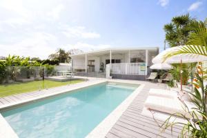 Bazén v ubytování Palm Cove Retreat - Walk to beach & CBD nebo v jeho okolí